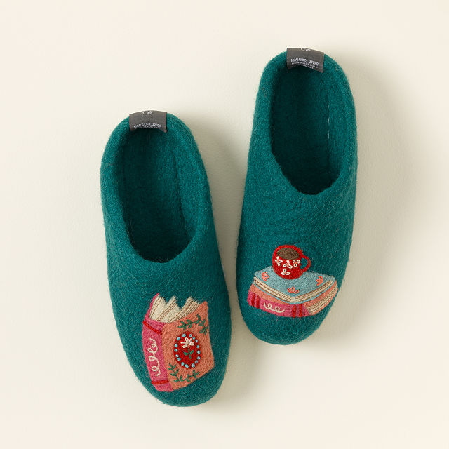 1042-book-lover-s-slippers-1.jpg