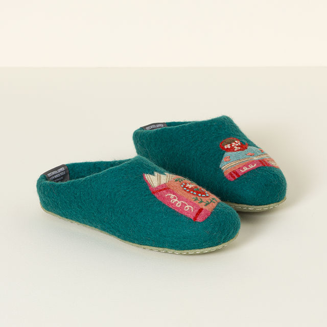 1042-book-lover-s-slippers-1.jpg