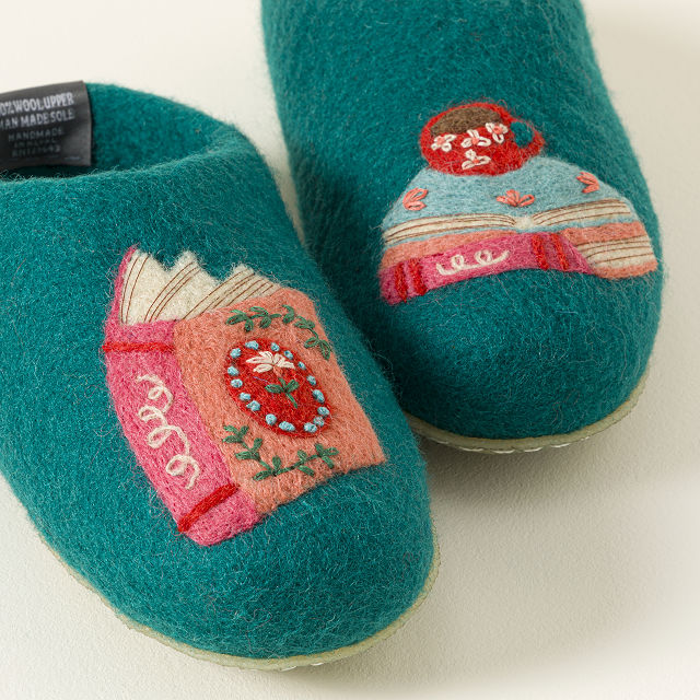 1042-book-lover-s-slippers-1.jpg