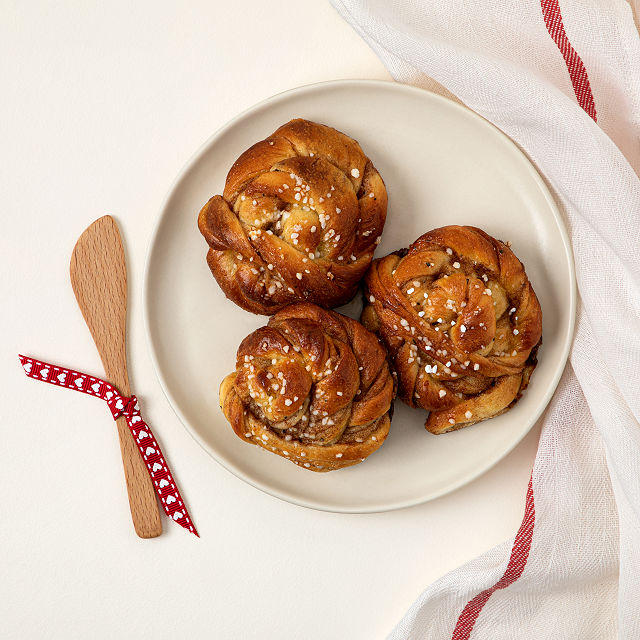 1045-scandinavian-cinnamon-buns-kit-1.jpg