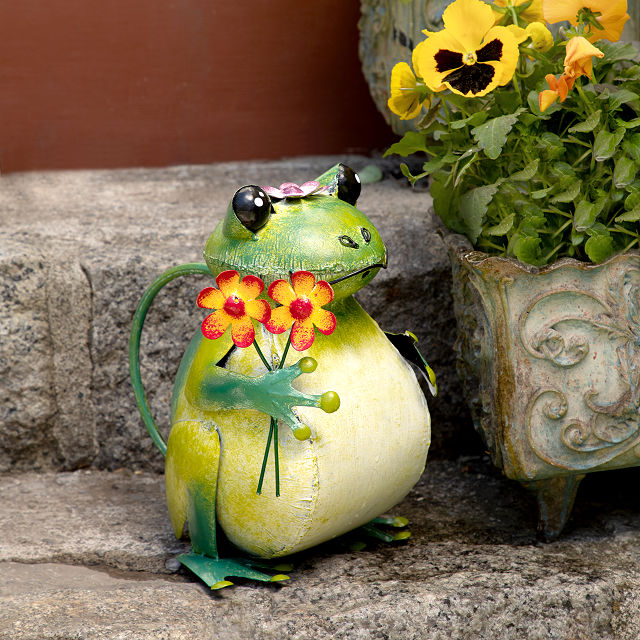 1847-fred-the-frog-watering-can-1.webp