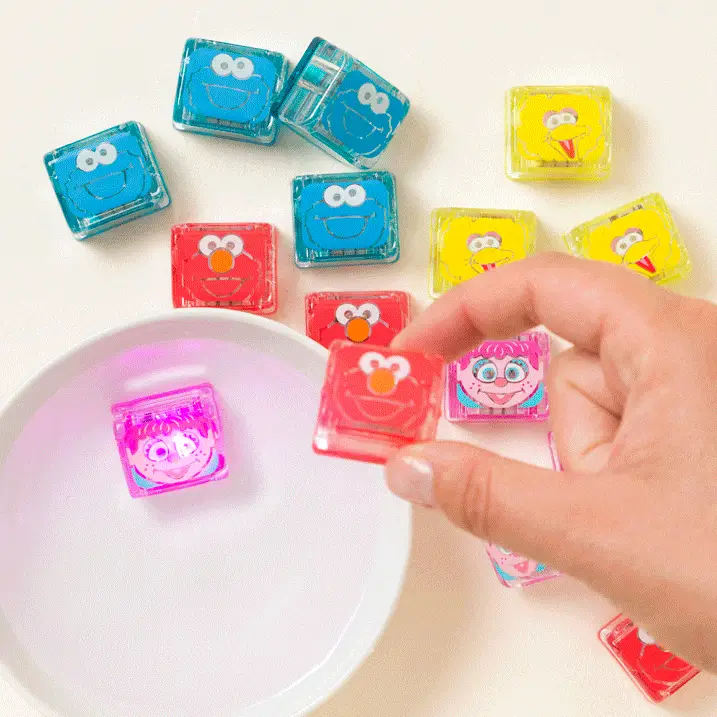2942-sesame-street-glowing-bath-time-cubes-1.webp