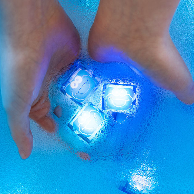 2942-sesame-street-glowing-bath-time-cubes-1.webp