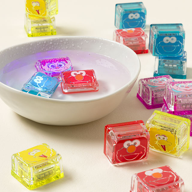 2942-sesame-street-glowing-bath-time-cubes-1.webp
