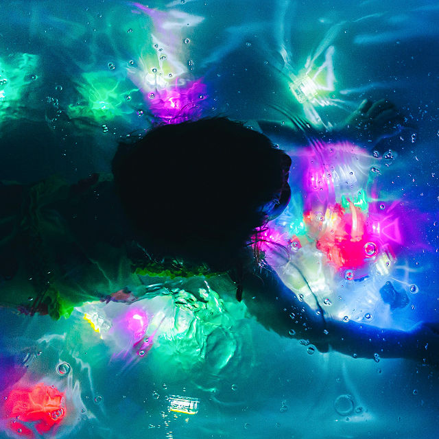 2942-sesame-street-glowing-bath-time-cubes-1.webp